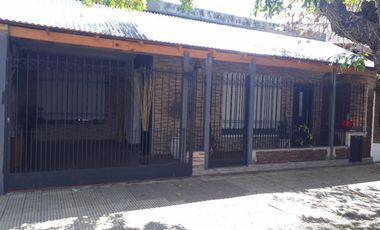 Excelente CASA 5 amb. A la venta en LANUS O. A 400 MTS. de Av. H. Yrigoyen. ACEPTA PROPIEDAD O VEHICULOS EN PARTE DE PAGO