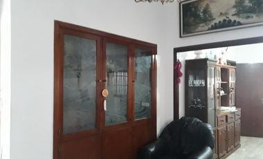 Excelente CASA 5 amb. A la venta en LANUS O. A 400 MTS. de Av. H. Yrigoyen. ACEPTA PROPIEDAD O VEHICULOS EN PARTE DE PAGO