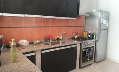 Excelente CASA 5 amb. A la venta en LANUS O. A 400 MTS. de Av. H. Yrigoyen. ACEPTA PROPIEDAD O VEHICULOS EN PARTE DE PAGO
