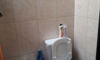 Excelente CASA 5 amb. A la venta en LANUS O. A 400 MTS. de Av. H. Yrigoyen. ACEPTA PROPIEDAD O VEHICULOS EN PARTE DE PAGO