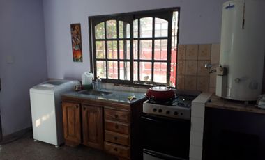 Excelente CASA 5 amb. A la venta en LANUS O. A 400 MTS. de Av. H. Yrigoyen. ACEPTA PROPIEDAD O VEHICULOS EN PARTE DE PAGO
