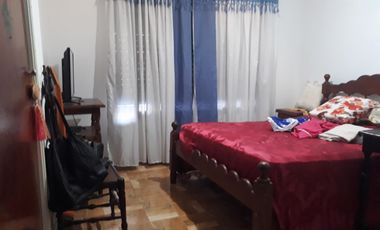 Excelente CASA 5 amb. A la venta en LANUS O. A 400 MTS. de Av. H. Yrigoyen. ACEPTA PROPIEDAD O VEHICULOS EN PARTE DE PAGO