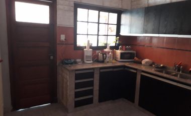 Excelente CASA 5 amb. A la venta en LANUS O. A 400 MTS. de Av. H. Yrigoyen. ACEPTA PROPIEDAD O VEHICULOS EN PARTE DE PAGO
