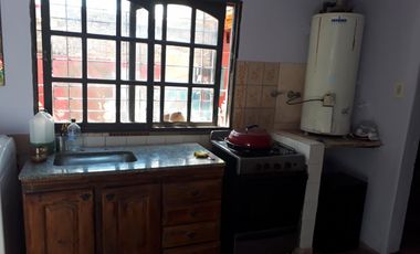 Excelente CASA 5 amb. A la venta en LANUS O. A 400 MTS. de Av. H. Yrigoyen. ACEPTA PROPIEDAD O VEHICULOS EN PARTE DE PAGO