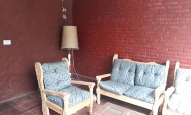 Excelente CASA 5 amb. A la venta en LANUS O. A 400 MTS. de Av. H. Yrigoyen. ACEPTA PROPIEDAD O VEHICULOS EN PARTE DE PAGO