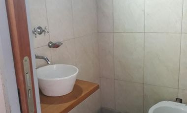 Excelente CASA 5 amb. A la venta en LANUS O. A 400 MTS. de Av. H. Yrigoyen. ACEPTA PROPIEDAD O VEHICULOS EN PARTE DE PAGO