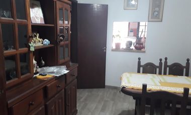 Excelente CASA 5 amb. A la venta en LANUS O. A 400 MTS. de Av. H. Yrigoyen. ACEPTA PROPIEDAD O VEHICULOS EN PARTE DE PAGO
