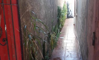 Excelente CASA 5 amb. A la venta en LANUS O. A 400 MTS. de Av. H. Yrigoyen. ACEPTA PROPIEDAD O VEHICULOS EN PARTE DE PAGO