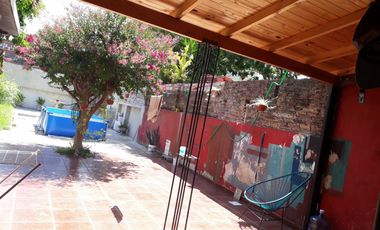 Excelente CASA 5 amb. A la venta en LANUS O. A 400 MTS. de Av. H. Yrigoyen. ACEPTA PROPIEDAD O VEHICULOS EN PARTE DE PAGO