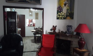 Excelente CASA 5 amb. A la venta en LANUS O. A 400 MTS. de Av. H. Yrigoyen. ACEPTA PROPIEDAD O VEHICULOS EN PARTE DE PAGO