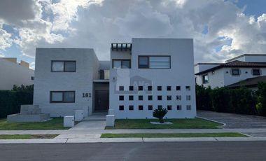 Casa en condominio en venta en El Campanario, Querétaro, Querétaro
