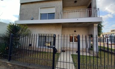 CASA IDEAL 2 FAMILIAS CON GARAGE, HAEDO. NUEVO VALOR