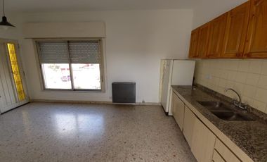 CASA IDEAL 2 FAMILIAS CON GARAGE, HAEDO. NUEVO VALOR