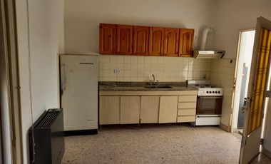 CASA IDEAL 2 FAMILIAS CON GARAGE, HAEDO. NUEVO VALOR