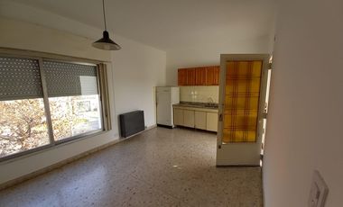 CASA IDEAL 2 FAMILIAS CON GARAGE, HAEDO. NUEVO VALOR