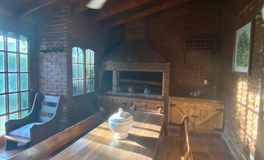 Propiedad de 6 ambientes o más, ubicada a 300 metros de la Avenida Hipólito Yrigoyen y a 500 metros de la estación de trenes.