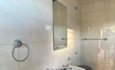 Propiedad de 6 ambientes o más, ubicada a 300 metros de la Avenida Hipólito Yrigoyen y a 500 metros de la estación de trenes.