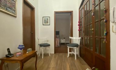 Propiedad de 6 ambientes o más, ubicada a 300 metros de la Avenida Hipólito Yrigoyen y a 500 metros de la estación de trenes.