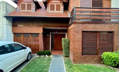 Propiedad de 6 ambientes o más, ubicada a 300 metros de la Avenida Hipólito Yrigoyen y a 500 metros de la estación de trenes.