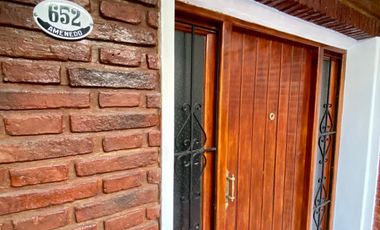 Propiedad de 6 ambientes o más, ubicada a 300 metros de la Avenida Hipólito Yrigoyen y a 500 metros de la estación de trenes.