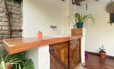 Propiedad de 6 ambientes o más, ubicada a 300 metros de la Avenida Hipólito Yrigoyen y a 500 metros de la estación de trenes.