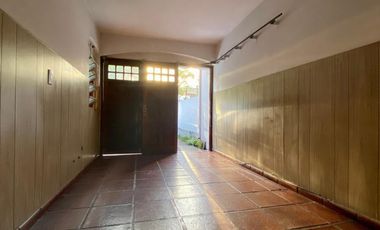 Propiedad de 6 ambientes o más, ubicada a 300 metros de la Avenida Hipólito Yrigoyen y a 500 metros de la estación de trenes.