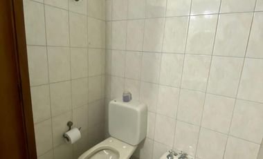 Propiedad de 6 ambientes o más, ubicada a 300 metros de la Avenida Hipólito Yrigoyen y a 500 metros de la estación de trenes.