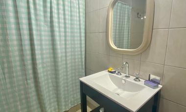 Propiedad de 6 ambientes o más, ubicada a 300 metros de la Avenida Hipólito Yrigoyen y a 500 metros de la estación de trenes.