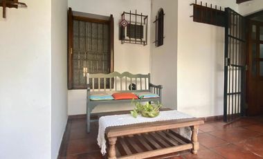 Propiedad de 6 ambientes o más, ubicada a 300 metros de la Avenida Hipólito Yrigoyen y a 500 metros de la estación de trenes.