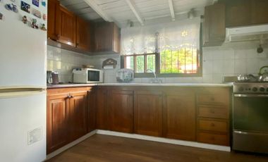 Propiedad de 6 ambientes o más, ubicada a 300 metros de la Avenida Hipólito Yrigoyen y a 500 metros de la estación de trenes.