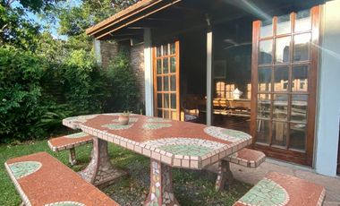 Propiedad de 6 ambientes o más, ubicada a 300 metros de la Avenida Hipólito Yrigoyen y a 500 metros de la estación de trenes.