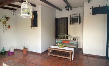 Propiedad de 6 ambientes o más, ubicada a 300 metros de la Avenida Hipólito Yrigoyen y a 500 metros de la estación de trenes.