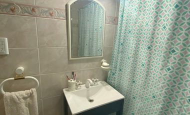 Propiedad de 6 ambientes o más, ubicada a 300 metros de la Avenida Hipólito Yrigoyen y a 500 metros de la estación de trenes.