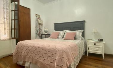 Propiedad de 6 ambientes o más, ubicada a 300 metros de la Avenida Hipólito Yrigoyen y a 500 metros de la estación de trenes.