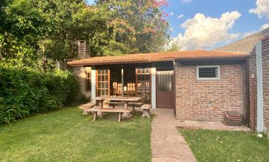 Propiedad de 6 ambientes o más, ubicada a 300 metros de la Avenida Hipólito Yrigoyen y a 500 metros de la estación de trenes.