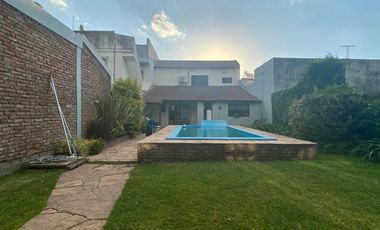 Propiedad de 6 ambientes o más, ubicada a 300 metros de la Avenida Hipólito Yrigoyen y a 500 metros de la estación de trenes.