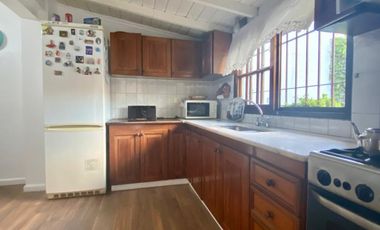 Propiedad de 6 ambientes o más, ubicada a 300 metros de la Avenida Hipólito Yrigoyen y a 500 metros de la estación de trenes.