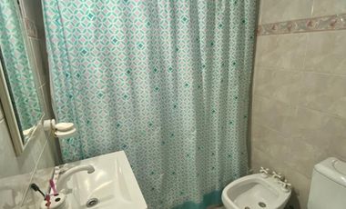 Propiedad de 6 ambientes o más, ubicada a 300 metros de la Avenida Hipólito Yrigoyen y a 500 metros de la estación de trenes.