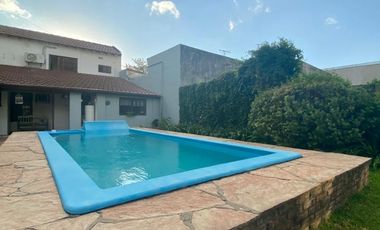 Propiedad de 6 ambientes o más, ubicada a 300 metros de la Avenida Hipólito Yrigoyen y a 500 metros de la estación de trenes.