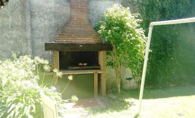 IMPECABLE CASA 3 AMB EN VENTA CON JARDIN Y GARAGE, V. BALLESTER