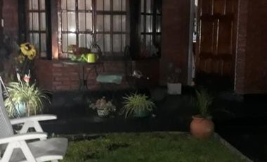 IMPECABLE CASA 3 AMB EN VENTA CON JARDIN Y GARAGE, V. BALLESTER