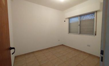 EXCELENTE DEPARTAMENTO DE 3 AMBIENTES EN PLANTA ALTA, AL FONDO, SOBRE AV. MARQUEZ