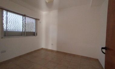 EXCELENTE DEPARTAMENTO DE 3 AMBIENTES EN PLANTA ALTA, AL FONDO, SOBRE AV. MARQUEZ