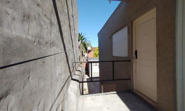 EXCELENTE DEPARTAMENTO DE 3 AMBIENTES EN PLANTA ALTA, AL FONDO, SOBRE AV. MARQUEZ