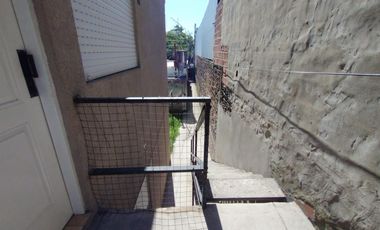 EXCELENTE DEPARTAMENTO DE 3 AMBIENTES EN PLANTA ALTA, AL FONDO, SOBRE AV. MARQUEZ