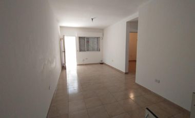 EXCELENTE DEPARTAMENTO DE 3 AMBIENTES EN PLANTA ALTA, AL FONDO, SOBRE AV. MARQUEZ