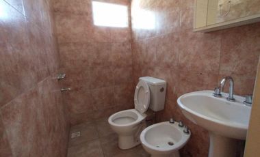 EXCELENTE DEPARTAMENTO DE 3 AMBIENTES EN PLANTA ALTA, AL FONDO, SOBRE AV. MARQUEZ