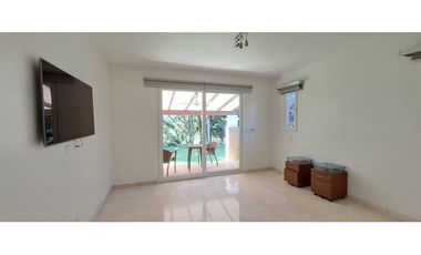 Casa en Venta con Piscina en Tucán Country Club.