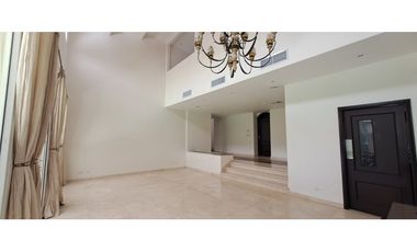 Casa en Venta con Piscina en Tucán Country Club.