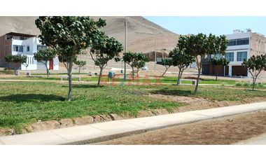 ¡Tu Casa De Playa A Solo 50 Minutos De Lima! Terreno De 120 M² Frente A Parque En Pucusana